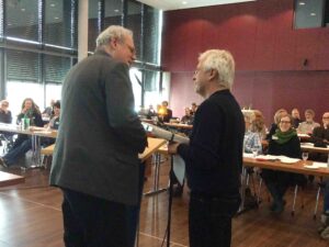 Dank für langjährige Arbeit im Referat Grundschule: Norbert Osterholt (rechts) wurde von Martin Klinkner gebührend verabschiedet.