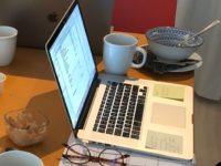 Notebook mit Kaffeetasse