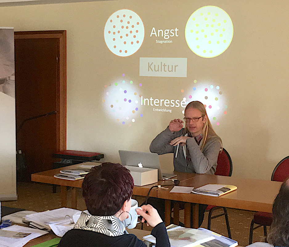 Marc Fritzsche erläutert in der Arbeitsgruppe "Bildnerische Phänomene in der Arbeit mit Flüchtlingen" das Feld Interkulturelle-Transkultur und Migration.